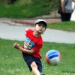 na této fotografii mne zaujal výraz chlapce odkopávajícího míč :o)
