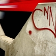 zaujala mne nehybnost betonov�ch z�bran popsan�ch grafiti a pohyb proj��d�j�c� tramvaje